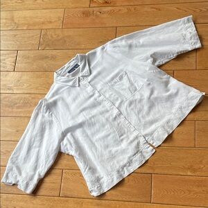 Mountain Lake white 8 Button Down top